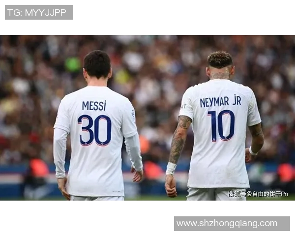 在浪漫巴黎街头邂逅足球巨星的奇妙瞬间与故事